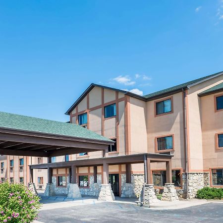 Super 8 By Wyndham Columbia East Hotel Екстериор снимка