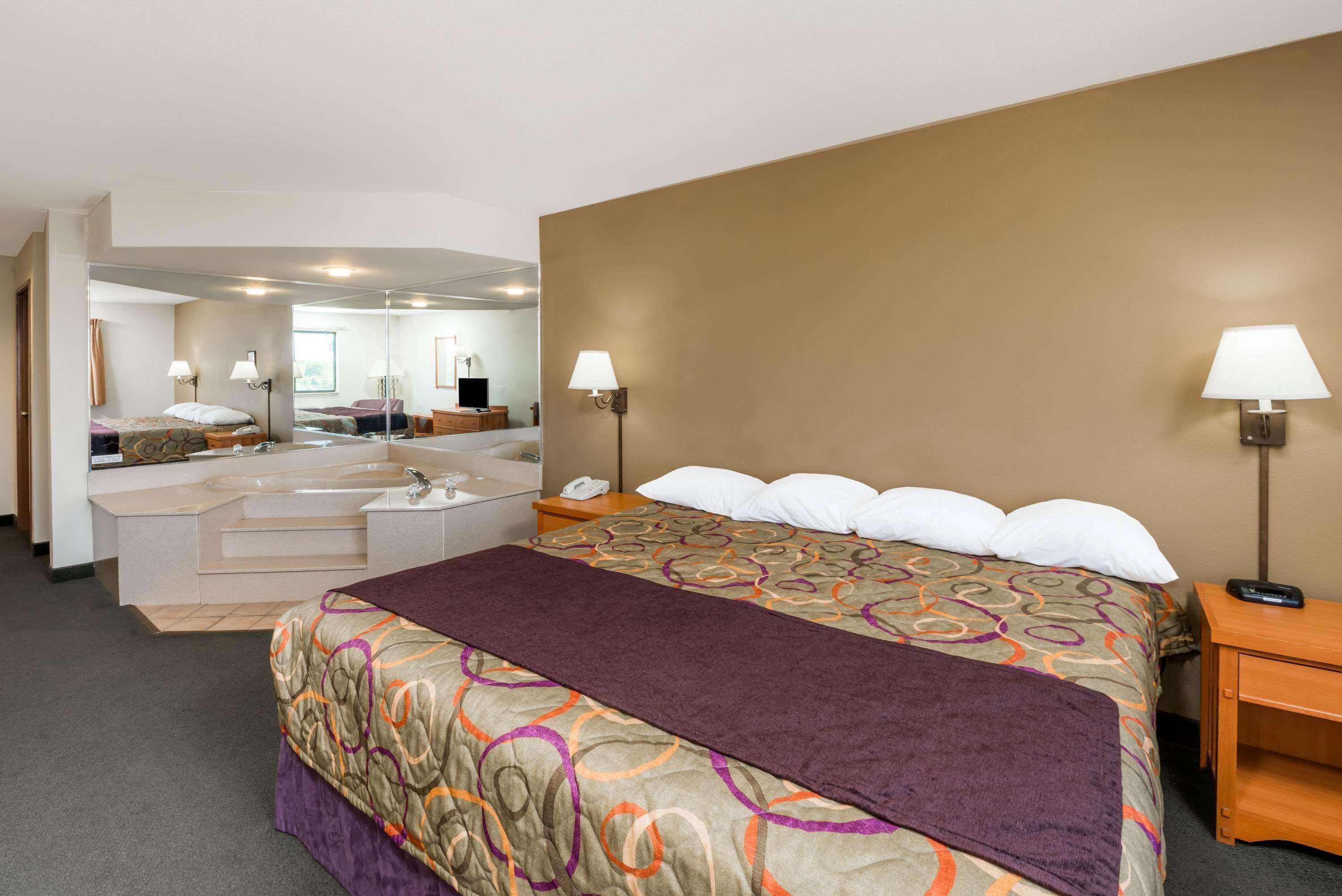 Super 8 By Wyndham Columbia East Hotel Екстериор снимка