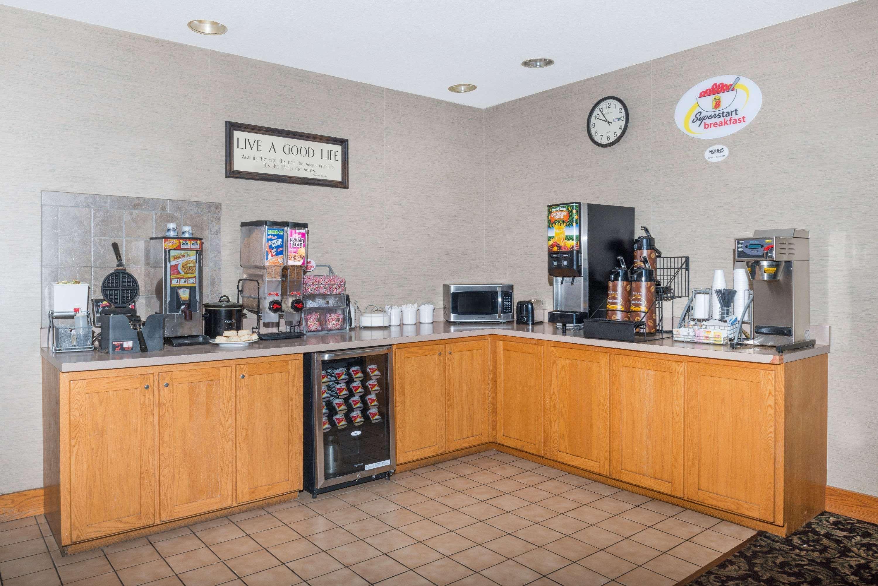 Super 8 By Wyndham Columbia East Hotel Екстериор снимка
