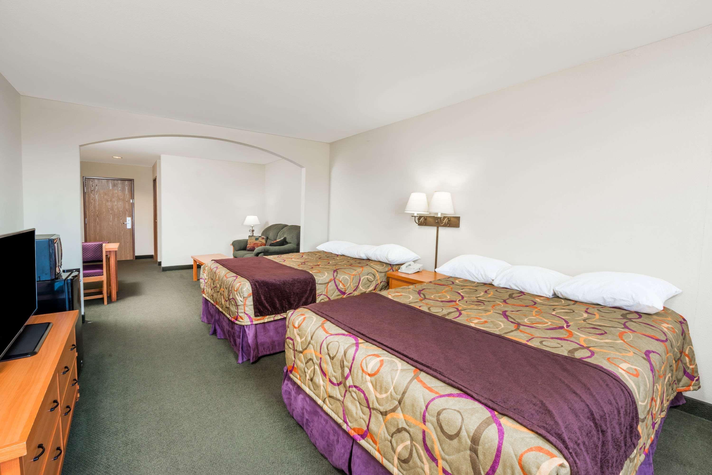 Super 8 By Wyndham Columbia East Hotel Екстериор снимка